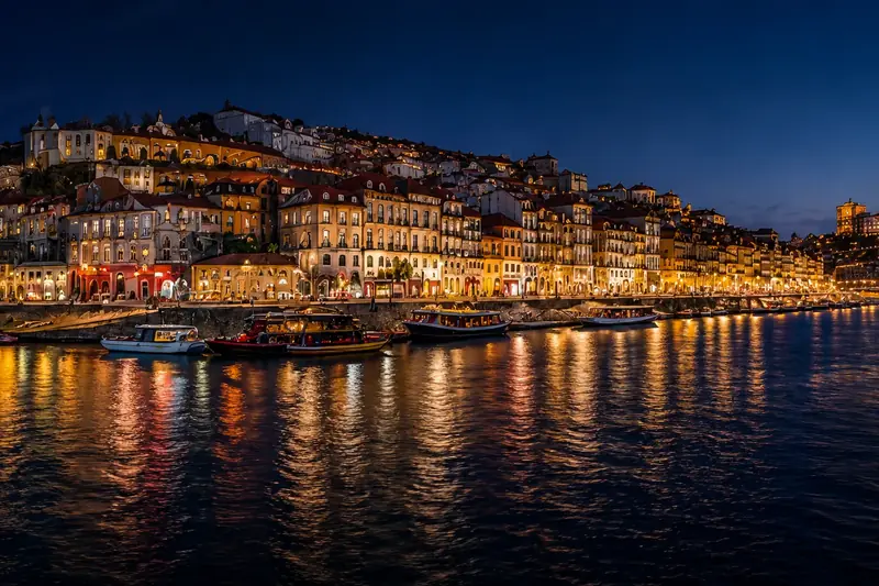 Ribeira do Porto iluminada à noite junto ao rio Douro