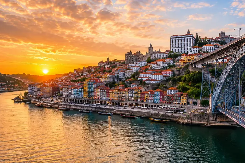 Porto ao pôr do sol, ponto de partida para Santiago de Compostela