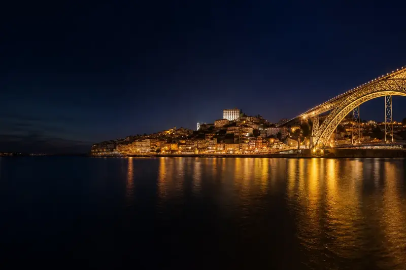 Ponte D. Luís I e o Porto iluminados à noite