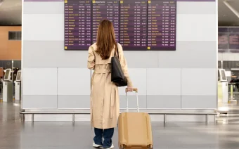 mulher-de-tiro-completo-viajando-com-bagagem