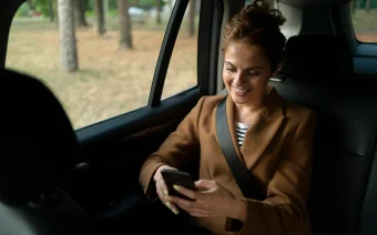 mulher-viajando-com-o-carro